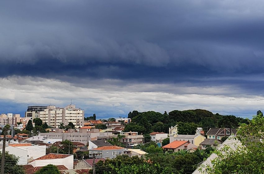  Temporal atinge Curitiba com ventos de 27 km/h