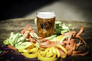 Cervejaria oferece bebida com glitter especial de Carnaval