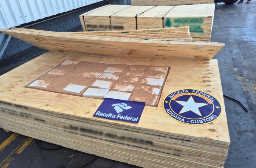 Receita Federal apreende mais de 400 quilos de cocaína