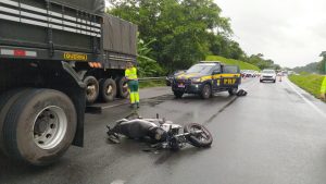 Acidente entre moto e caminhão deixa motociclista morto na BR-277