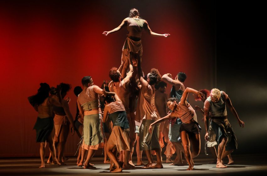  Corpo de Dança do Amazonas se apresenta na capital paranaense