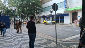 Suspeita de bomba deixa ruas isoladas no centro de Curitiba