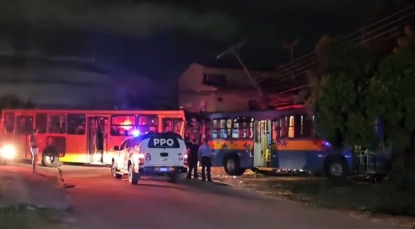  Seis pessoas ficam feridas em acidente entre dois ônibus