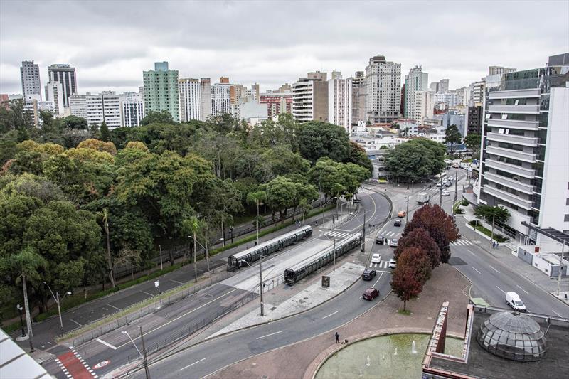  Domingo tem temperatura elevada com chuva, em Curitiba