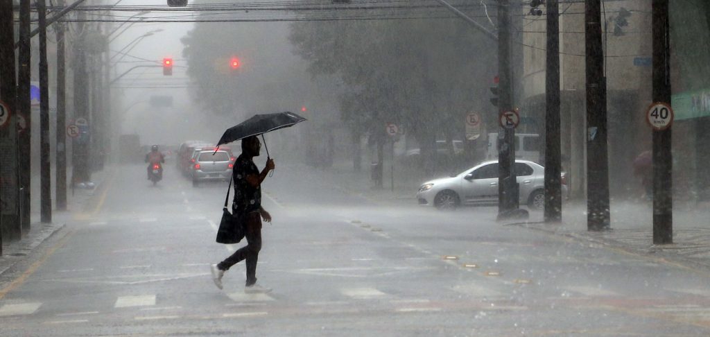 Chuva melhora qualidade do ar em Curitiba