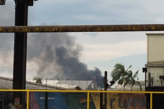  Estrutura de armazenamento pega fogo no Porto de Paranaguá