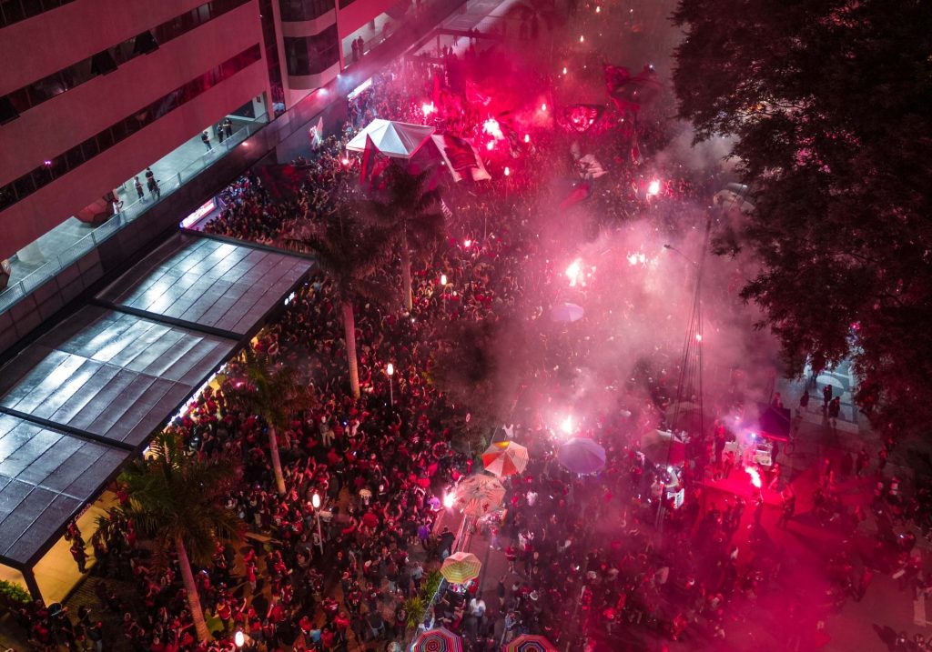 Centenário: Torcida do Athletico faz festa em frente à Arena