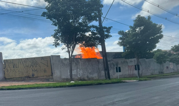  Fogo em cemitério assusta moradores no Paraná