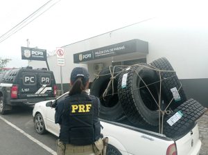 Homem é preso em flagrante por saquear carga de pneus
