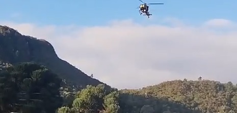 Mulher é resgatada de helicóptero após subir morro; vídeo