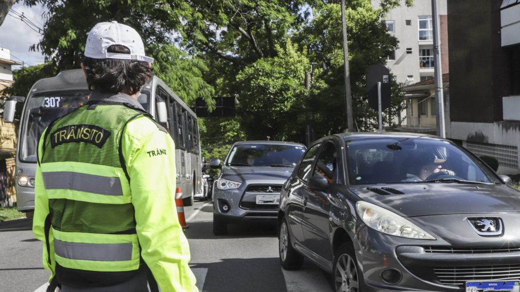 Rua no Novo Mundo tem bloqueio total
