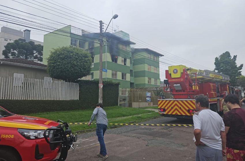  Incêndio atinge apartamento em Curitiba nesta quarta