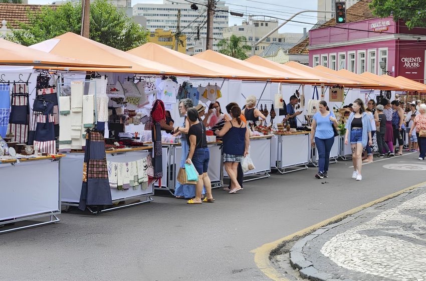  Curitiba suspende temporariamente entrega de barracas do Largo da Ordem