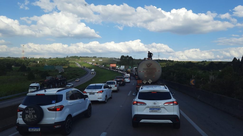 Volta do feriadão: fluxo intenso nas principais rodovias