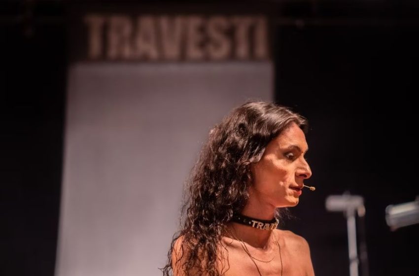  Renata Carvalho desafia tabus em Manifesto Transpofágico