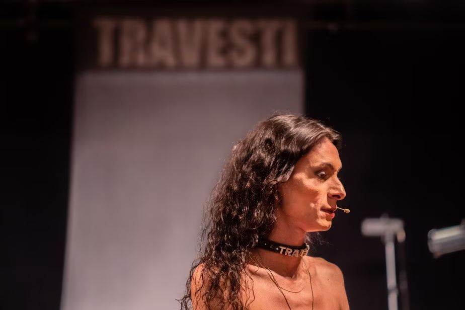 Renata Carvalho desafia tabus em Manifesto Transpofágico