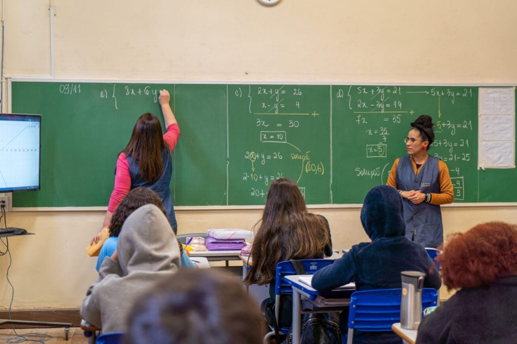 Volta às aulas tem uso de celular proibido nas escolas