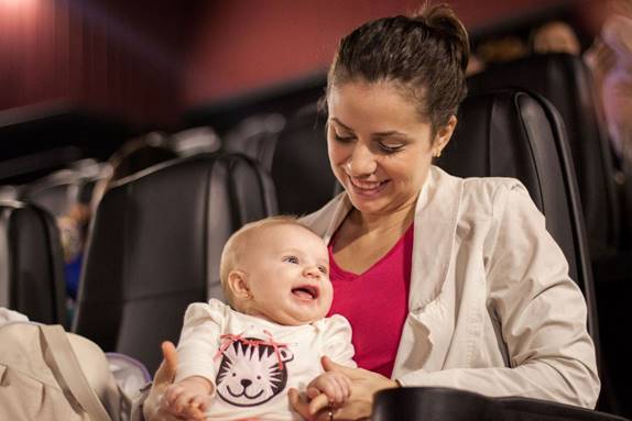  Shopping oferece sessão de cinema para mães e bebês