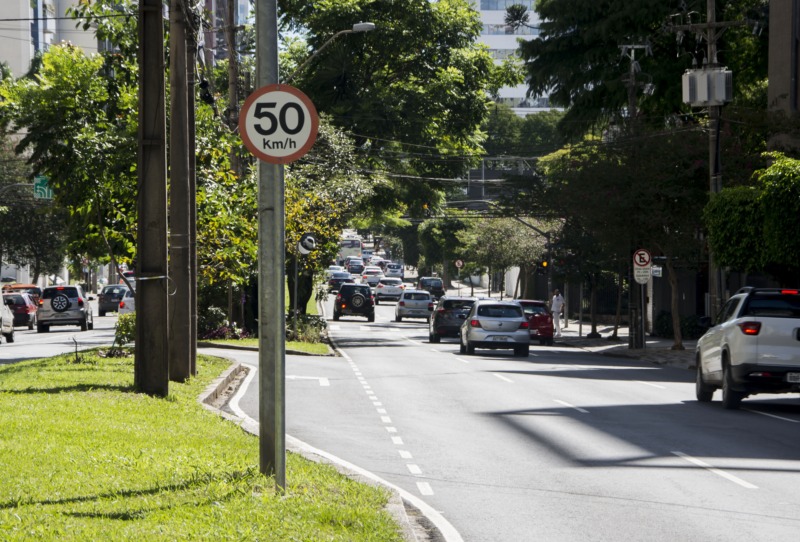  Avenida Silva Jardim passa por obras de recuperação do asfalto