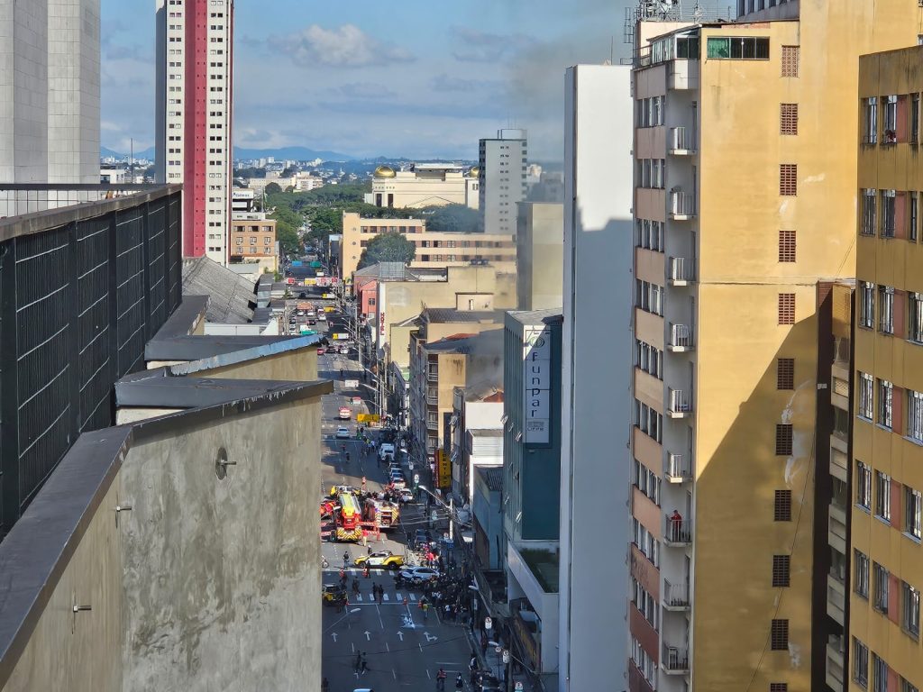 Incêndio atinge hotel no Centro de Curitiba; veja o vídeo