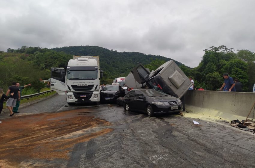 Colisão entre quatro veículos causa congestionamento na Serra do Mar