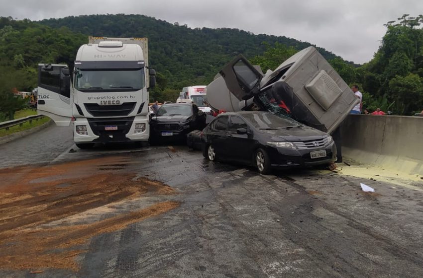  Colisão entre quatro veículos causa congestionamento na Serra do Mar