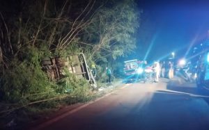 Três pessoas morrem em tombamento de micro-ônibus no Paraná