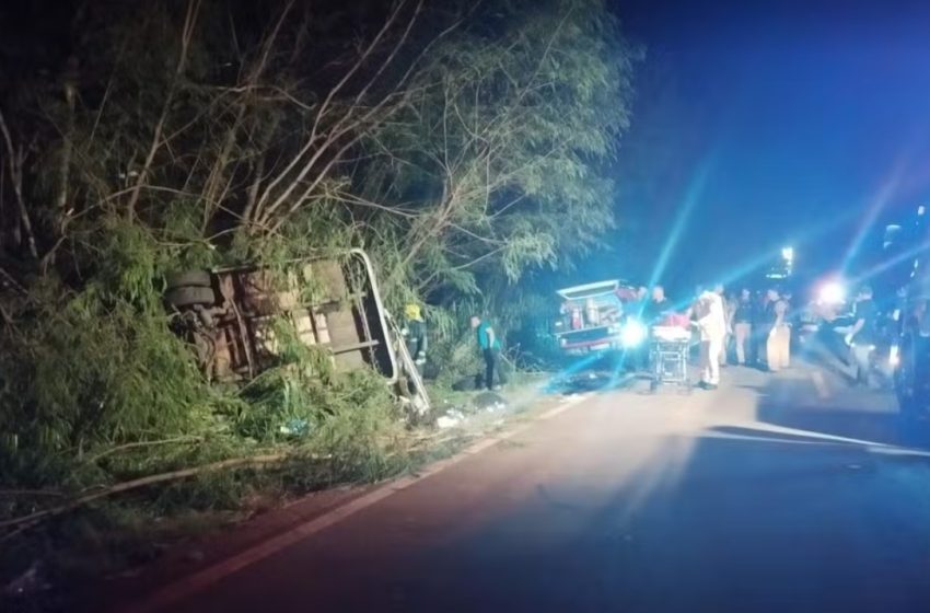  Três pessoas morrem em tombamento de micro-ônibus no Paraná