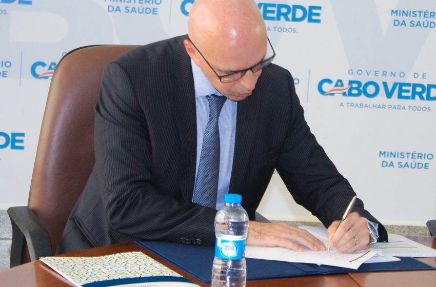 Embaixador do Brasil em Cabo Verde lança livro em Curitiba