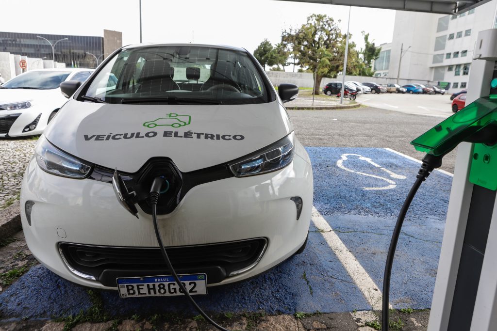 Venda de carros elétricos cresce 123% no primeiro trimestre