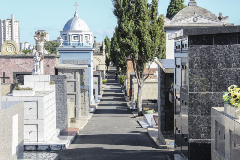 Cemitérios municipais funcionam com todos os portões abertos