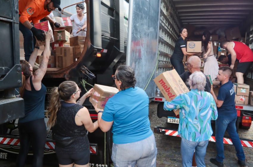 Mais 15 caminhões com donativos deixam o Paraná