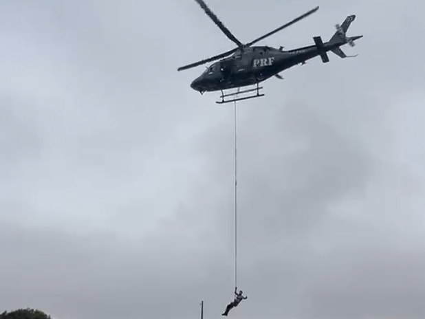 Mais de 130 são resgatados no RooS por helicópteros paranaenses