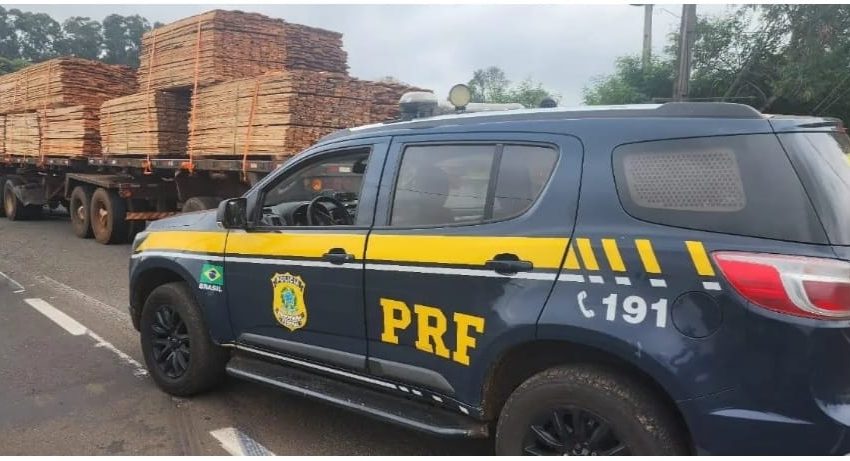 Caminhão parado em fiscalização da PRF tem lista de irregularidades