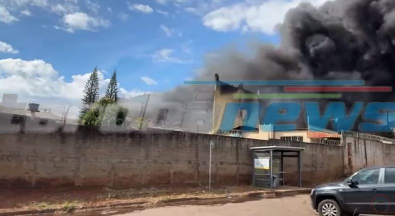  Incêndio destrói edifício nas margens da BR-277 em Cascavel