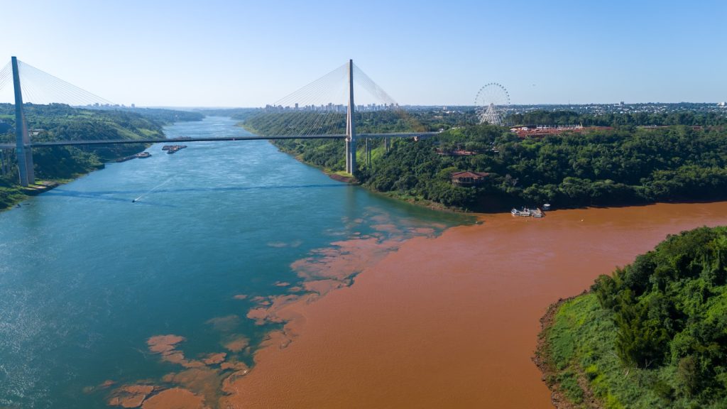 Encontro entre rios Iguaçu e Paraná muda de cor