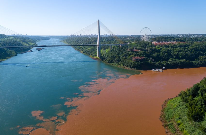 Encontro entre rios Iguaçu e Paraná muda de cor