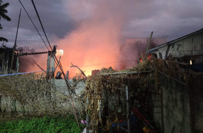 Incêndio destrói casa de madeira em Curitiba