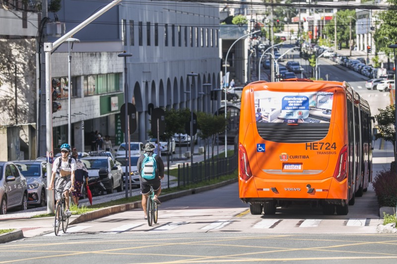 Ciclistas que usam canaletas são foco de campanha de trânsito
