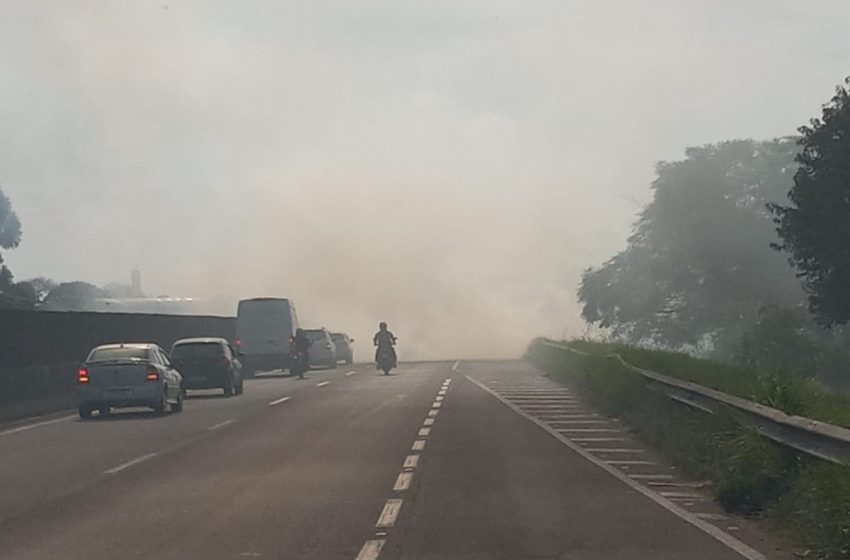 Incêndio prejudica visibilidade na BR-277, em Curitiba