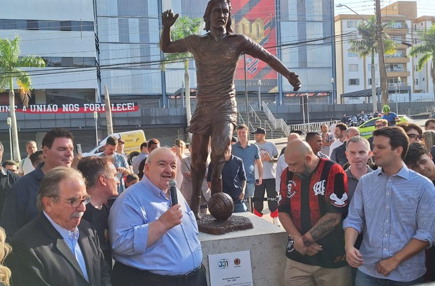 Ídolo do Athletico, Barcímio Sicupira, é homenageado com estátua