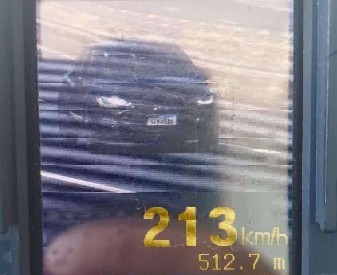  Carro é flagrado a 213 km/h na BR-376