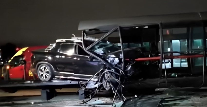 Motorista invade estação-tubo em Curitiba