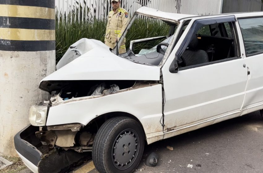  Cinco ficam feridos após carro bater contra poste em Curitiba