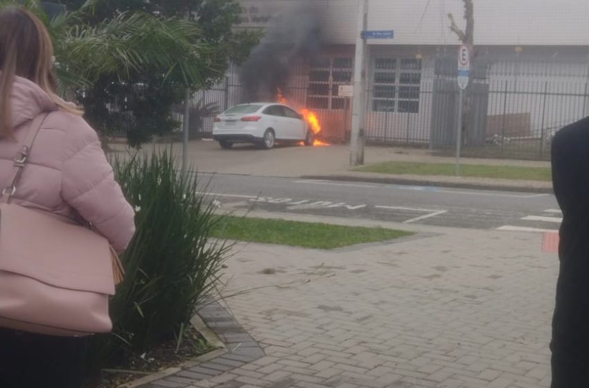  Veículo pega fogo no centro de Curitiba