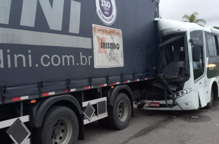  Trabalhadores ficam feridos em acidente entre caminhão e ônibus