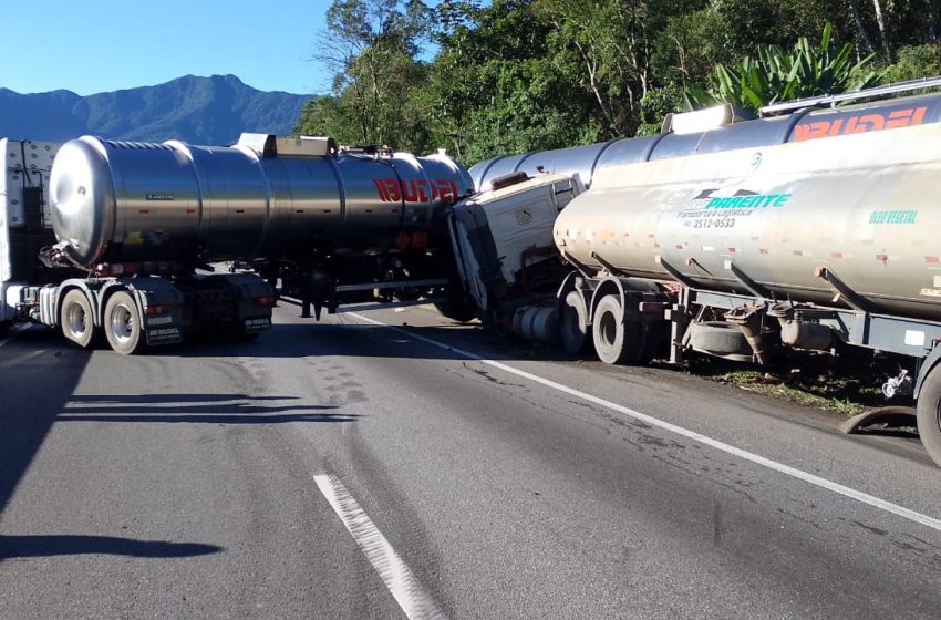  Acidente com caminhões interdita a BR-277