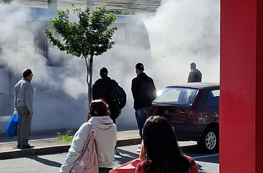 Ônibus ligeirinho pega fogo, em Curitiba