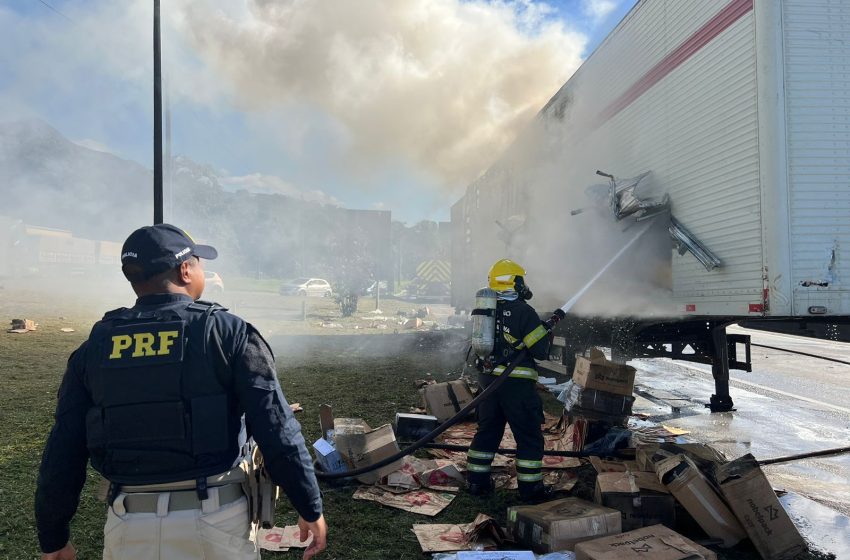 BR-376 é liberada após um caminhão pegar fogo em Guaratuba