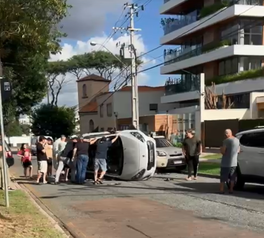 Carro capota no Água Verde e moradores ajudam a motorista